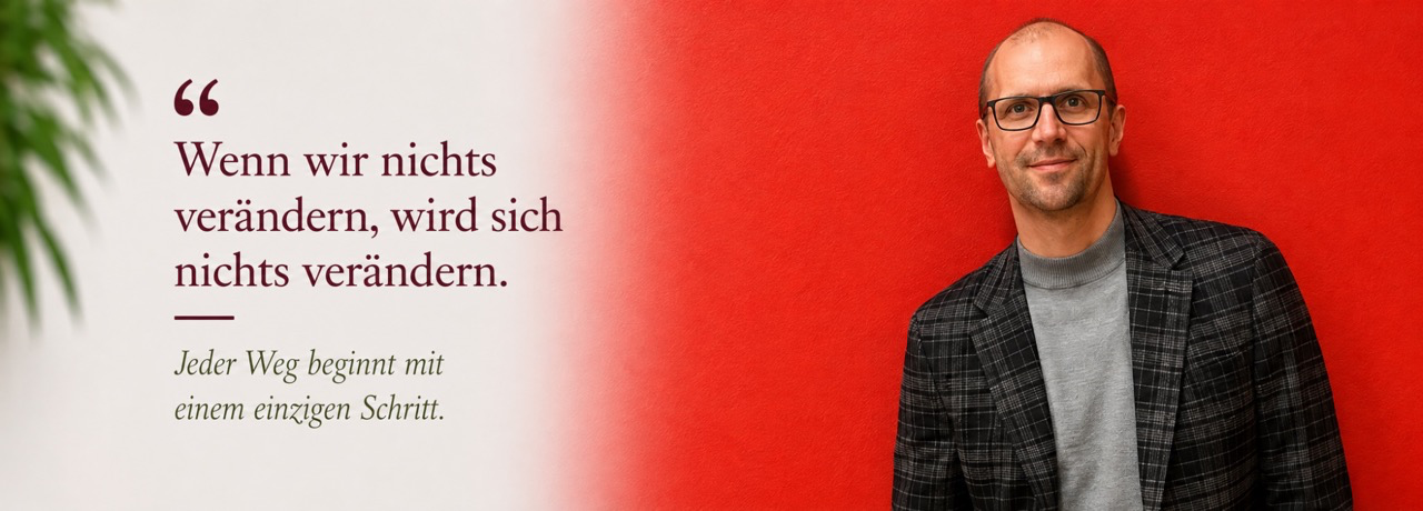 M.Sc. Fabian Gringmuth-Dallmer vor rotem Hintergrund mit dem Zitat: Wenn wir nichts verändern, wird sich nichts verändern.